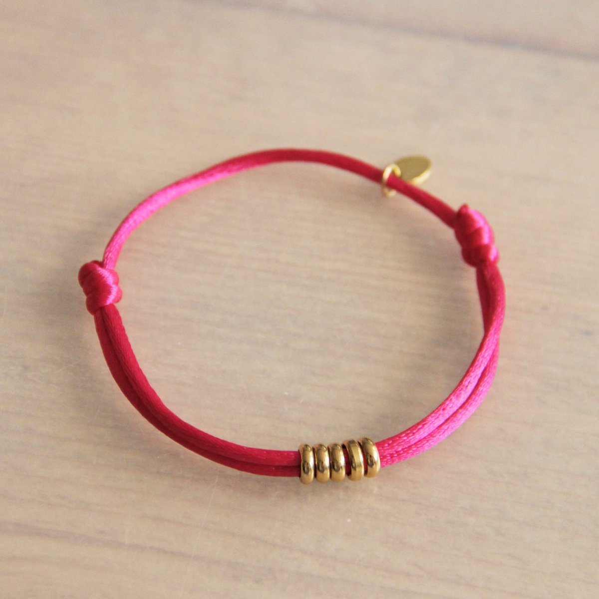 LC165 - Satin bracelet with rings - fuchsia/ gold